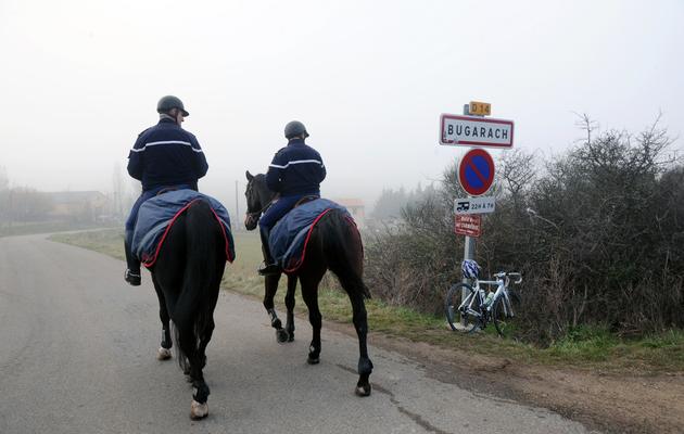 Des policiers à cheval patrouillent à Bugarach, dans le sud-ouest de la France, le 20 décembre 2012 [Eric Cabanis / AFP]