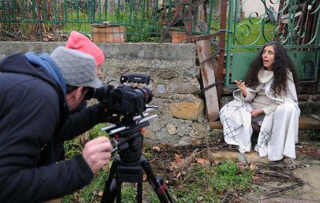 Un journaliste filme une femme, le 21 décembre 2012 à Bugarach. [Eric Cabanis / AFP]
