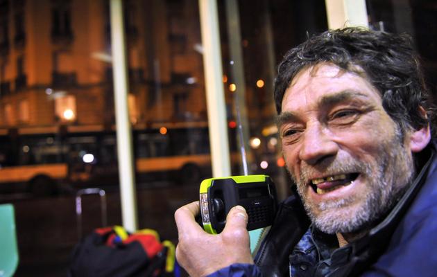Un sans-abri écoute une radio qui lui a été fournie par l'association "Les Enfants du Canal", à Paris le 21 décembre 2012 [Mehdi Fedouach / AFP]