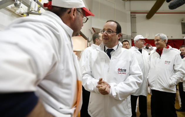 François Hollande discute avec une employé au marché de Rungis, le 27 décembre 2012 [Benoit Tessier / POOL/AFP]