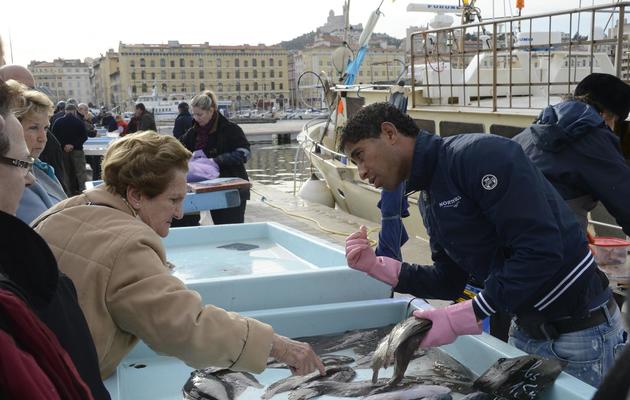 Des pêcheurs vendent du poisson au Vieux Port de Marseille le 27 décembre 2012 [Anne-Christine Poujoulat / AFP]