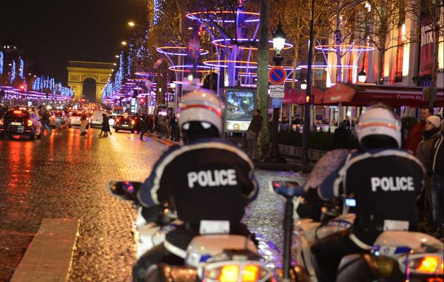 Des policiers patrouillent aux abords des Champs Elysées, le 31 décembre 2012 [Miguel Medina / AFP]