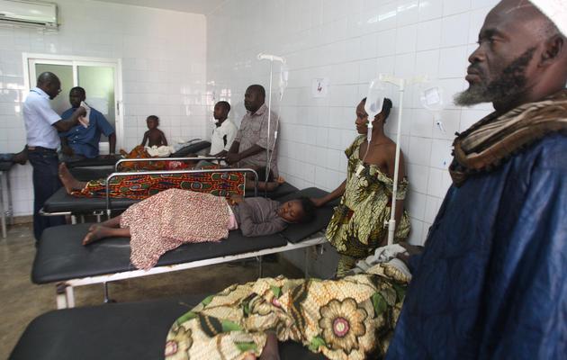 Des personnes hospitalisées après la bousculade mortelle à Abidjan, le 1er janvier 2013 [Herve Sevi / AFP]