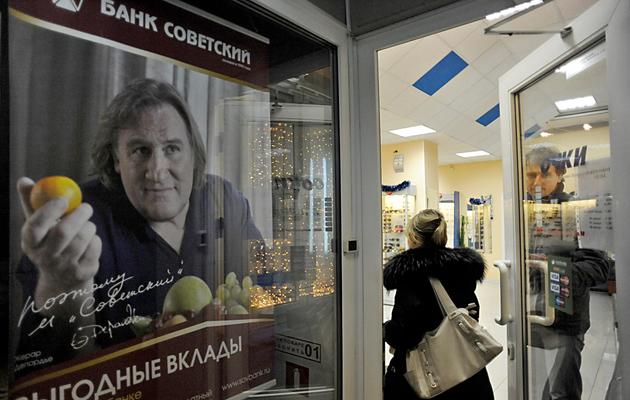 Depardieu sur une affiche publicitaire banque pour la banque Sovietski, le 4 janvier 2013 à Saint-Petersbourg [Olga Maltseva / AFP/Archives]