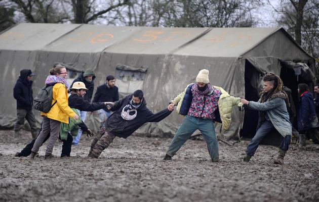 Des festivaliers englués dans la boue le 5 janvier 2013 sur la zone du futur aéroport de Notre-Dame-des-Landes [Jean-Sebastien Evrard / AFP]