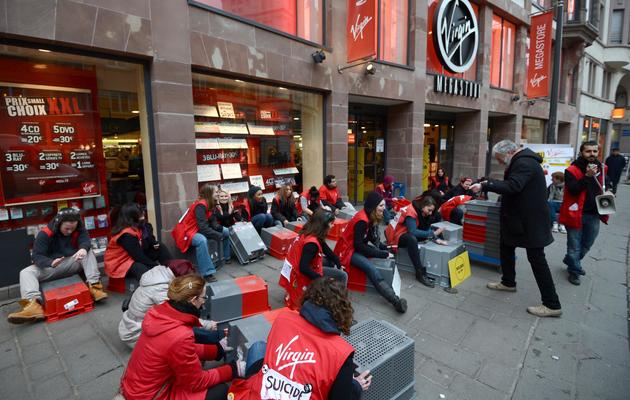 Des salarié du Virgin des Champs-Elysées manifestent devant "leur" magasin, le 9 janvier 2013 [Patrick Hertzog / AFP]