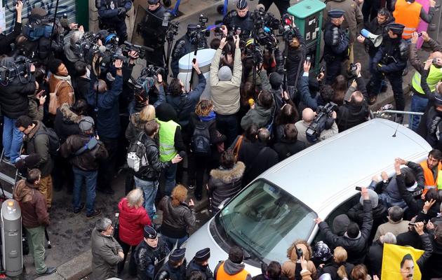 Rassemblement devant l'immeuble où trois Kurdes ont été retrouvées mortes à Paris, le 10 janvier 2013 [Thomas Samson / AFP]