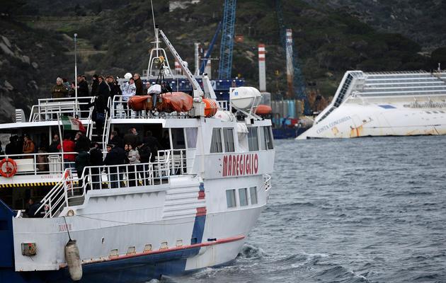 Des proches des victimes du Costa Concordia arrivent sur l'île toscane du Giglio pour commémorer le naufrage du navire, le 13 janvier 2013 [Alberto Pizzoli / AFP]