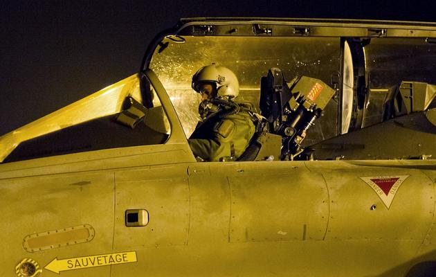 Photo fournie par le service de presse de l'armée d'un pilote français aux commandes d'un Rafale  en partance 13 janvier 2013 pour le Mali depuis la base de Saint-Dizier [ECPAD/Laure-Anne Maucorps / AFP]
