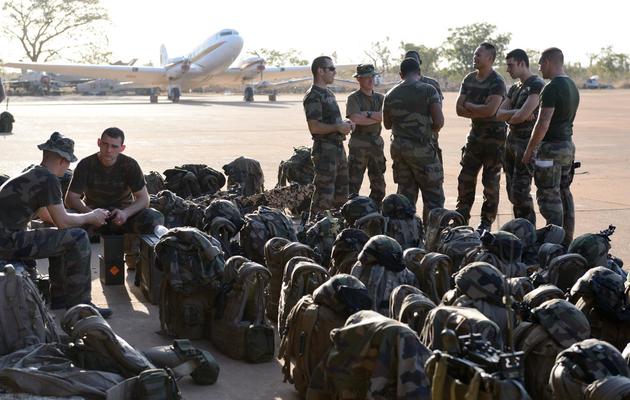 Des soldats français du 2e Régiment d'infanterie de marine à la base aérienne militaire 101, près de Bamako, le 14 janvier 2013 [Eric Feferberg / AFP]