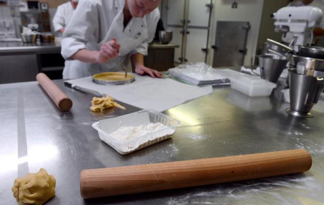 Des Américains apprennent à cuisiner des pâtisseries françaises en Haute-Loire, à Yssingeaux, le 21 janvier 2013 [Philippe Desmazes / AFP]