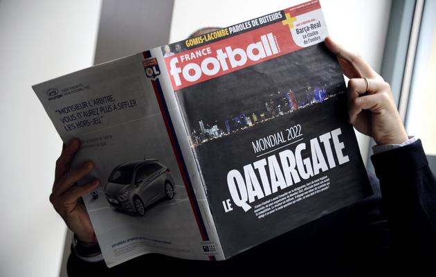 Une personne lit l'hebdomadaire France Football, le 29 janvier 2013 à Paris [Lionel Bonaventure / AFP]