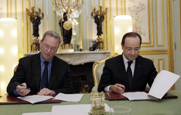 Le patron du moteur de recherche américain Google, Eric Schmidt (g) et le président François Hollande, le 1er février 2013 à L'Elysée [Philippe Wojazer / Pool/AFP]