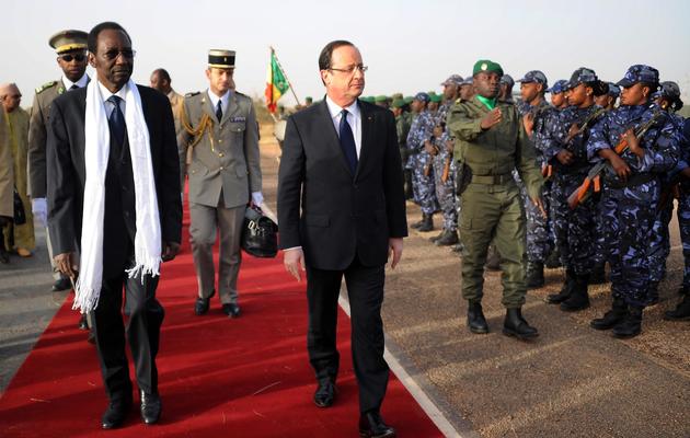 Le président François Hollande (c), accueilli par le président malien par intérim, Dioncounda Traoré, lors de son arrivée à Sévaré, le 2 février 2013 [Pascal Guyot / AFP]