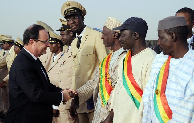 Le président François Hollande salue les préfets de Mopti à son arrivée à Sévaré, le 2 février 2013 au Mali [Pascal Guyot / AFP]