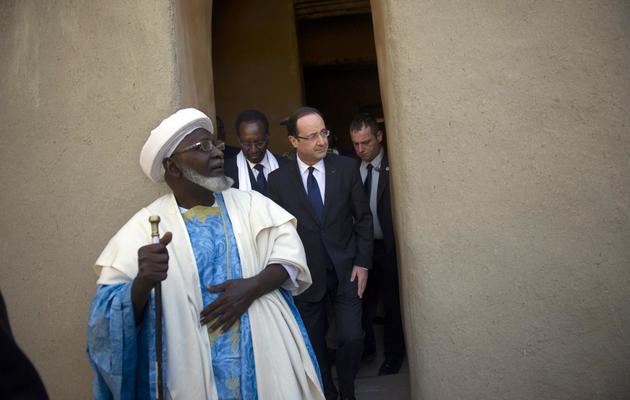 François Hollande (c) et Dioncounda Traoré (en costume à g) et l'imam de la mosquée de Djingareyber (au 1er plan), le 2 février 2013 à Tombouctou [Fred Dufour / AFP]