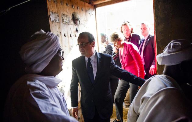 Le président François Hollande accompagné par la directrice de l'Unesco, Irina Bokova, visite la mosquée de Djingareyber, à Tombouctou, le 2 février 2013 au Mali [Fred Dufour / Pool/AFP]
