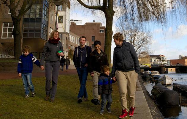  Karin, Joram, Guillermo et Evelien marchent avec leurs enfants Simon (g) et Joaquin à Amsterdam, le 2 février 2013 [Nicolas Delaunay / AFP]