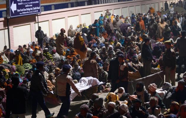 Des corps de victimes après une bousculade lors du plus grand festival religieux du monde à Allahabad, dans le nord de l'Inde, le 10 février 2013 [Roberto Schmidt / AFP]