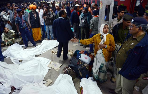 Des corps de victimes après une bousculade à la gare ferroviaire d'Allahabad, dans le nord de l'Inde, le 10 février 2013 [Roberto Schmidt / AFP]