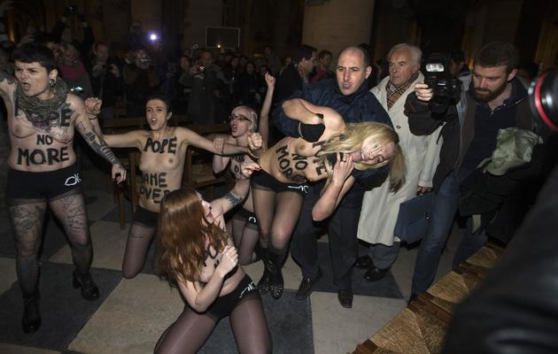 Les féministes du mouvement Femen évacuées par  le service d'ordre de la cathédrale  le 12 février 2013 à Notre-Dame à Paris [Joel Saget / AFP]