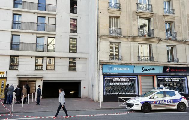 Des policiers près du garage où une femme a été grièvement blessée par arme à feu, le 17 février 2013 à Montrouge [Pierre Verdy / AFP]