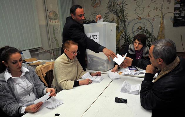 Décompte des bulletins de vote à l'élection présidentielle arménienne, le 18 février 2013 à Erevan [Karen Minasyan / AFP]