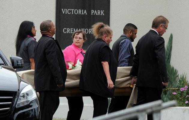 Le cercueil de Reeva Steenkamp est porté à l'intérieur du crématorium, le 19 février 2013 à Port Elizabeth, en Afrique du Sud [Alexander Joe / AFP]