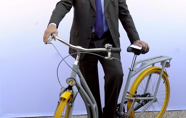 Le maire de Bordeaux Alain Juppé avec le Pibal un vélo-patinette conçu pour Bordeaux présenté le 19 février 2013 [Jean Pierre Muller / AFP]