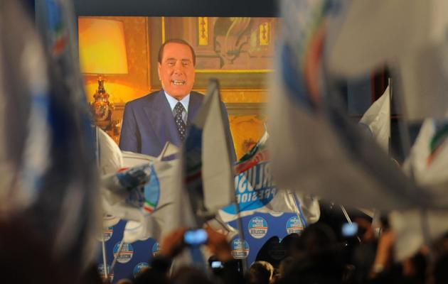 Silvio Berlusconi s'adresse à ses électeurs à Naples par visio-conférence, le 22 février 2013 [Mario Laporta / AFP]