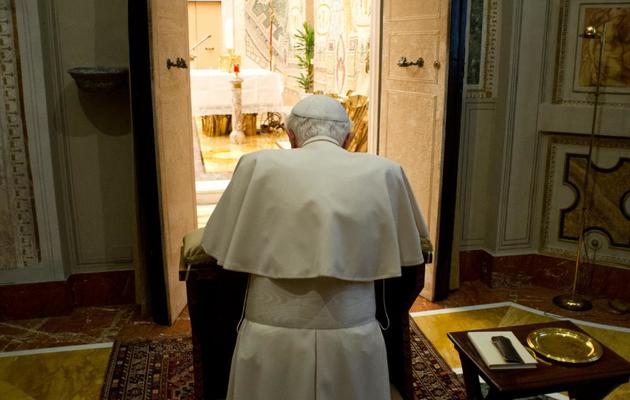 Photo fournie par l'Osservatore Romano du pape Benoît XVI priant dans une chapelle privée du Vatican, le 23 février 2013 [ / Osservatore Romano/AFP]