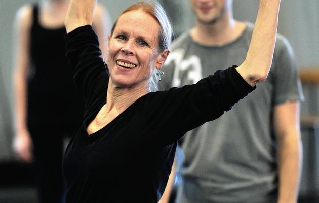 La danseuse américaine Carolyn Carlson, 70 ans, lors d'un cours au Centre chorégraphique national (CCN) de Roubaix, le 20 février 2013 [Philippe Huguen / AFP]
