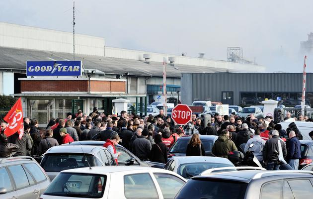 Des salariés de l'usine Goodyear à Amiens manifestent devant l'entrée du site, le 26 février 2013 [Philippe Huguen / AFP]