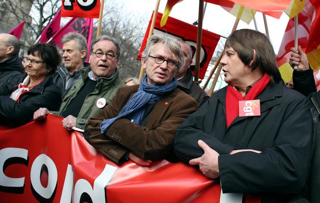 Les numéros un de la CGT et de FO, Bernard Thibault (d) et Jean-Claude Mailly (2e droite), en tête du cortège de la manifestation parisienne contre l'accord sur l'emploi, le 5 mars 2013 [Thomas Samson / AFP]