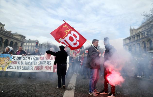 Des manifestants portant le drapeau de la CGT dans le cortège parisien de la mobilisation contre l'accord sur l'emploi, le 5 mars 2013 [Kenzo Tribouillard / AFP]