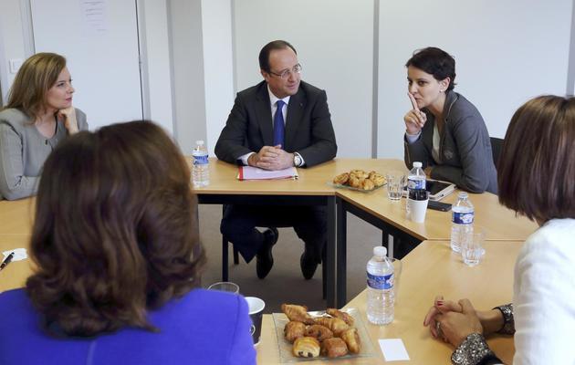 Le président français François Hollande (c), sa compagne Valérie Trierweiler, et la ministre des Droits des femmes, Najat Vallaud-Belkacem, le 8 mars 2013 à Paris [Philippe Wojazer / Pool/AFP]