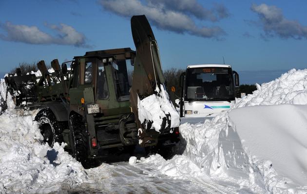 Une pelleteuse de l'armée déblaie la neige le 13 mars 2013 près de Beaumont-Hague [Alain Jocard / AFP]