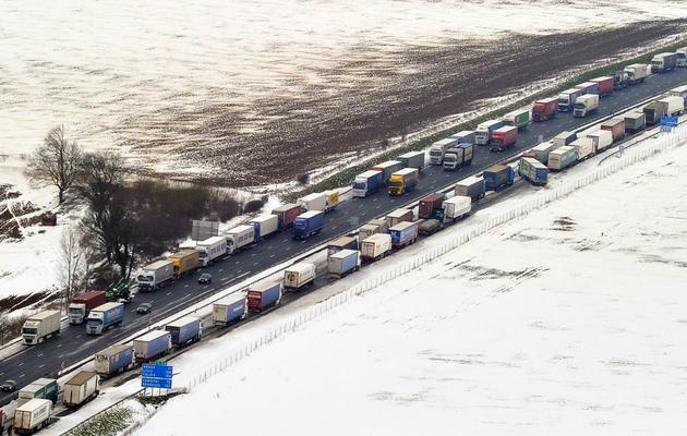 Des camions bloqués sur l'autoroute A1 près de Roye, dans le nord de la   France, le 13 mars 2013 [Philippe Huguen / AFP]