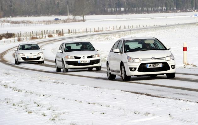 Des voitures circulent lentement à Godewaersvelde le 13 mars 2013 dans le nord de la France [Philippe Huguen / AFP]