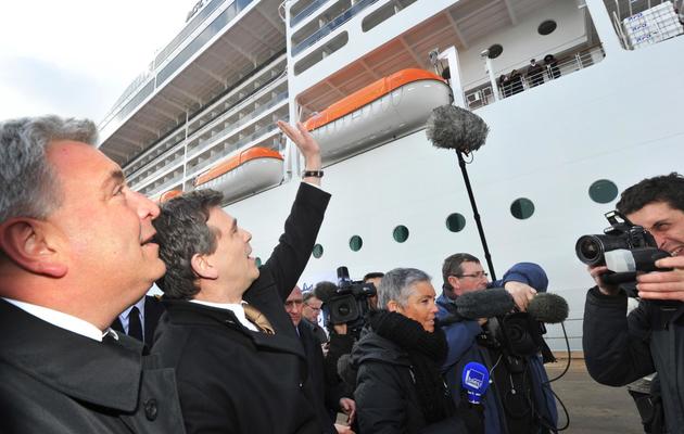 Le ministre du Redressement productif Arnaud Montebourg (au centre) à Saint-Nazaire, le 14 mars 2013 [Frank Perry / AFP]
