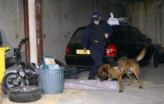 Contrôle de police à Marseille, dans un garage au sous-sol d'un immeuble de cité, le 15 mars 2013 [Boris Horvat / AFP]