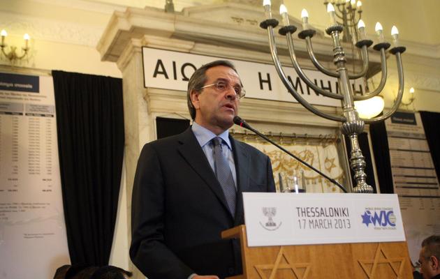 Le Premier ministre grec Antonis Samaras s'exprime à la synagogue des Monastiriotes à Thessalonique, le 17 mars 2013 [Sakis Mitrolidis / AFP]