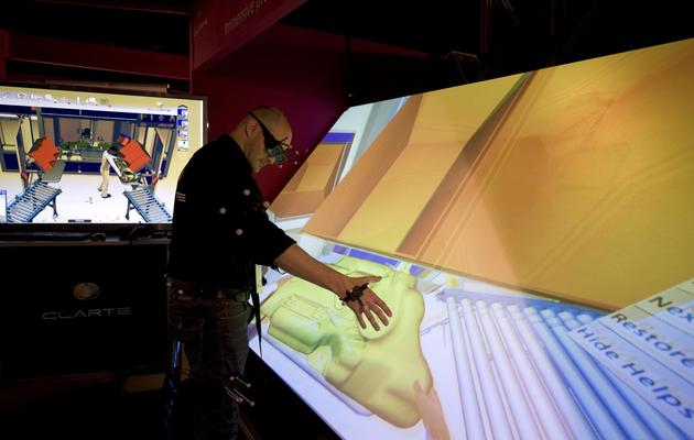 L'ingénieur français Lionel Dominjon fait une démonstration de l'invention de sa société "Clarté", le 20 mars 2013 au Salon Laval Virtual [Jean-Francois Monier / AFP]
