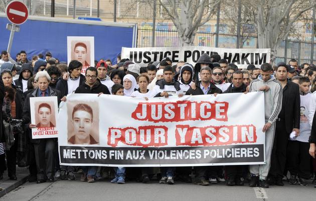 Des proches de Yassin Aibeche tué tué mi-février par un policier sous l'emprise de l'alcool, lors d'une marche le 23 mars 2013 à Marseille [Gerard Julien / AFP]