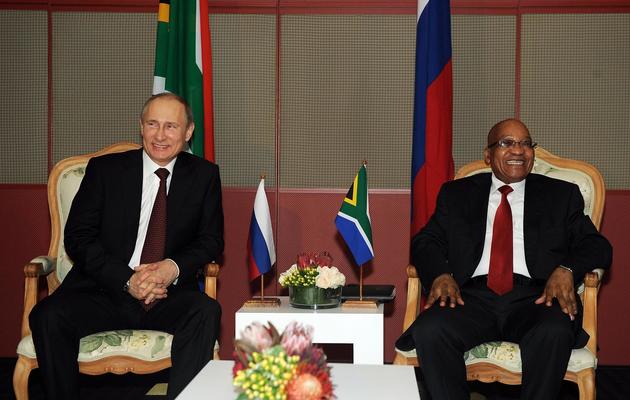 Les présidents russe Vladimir Poutine (g) et sud-africain Jacob Zuma en marge du sommet des Brics, le 26 mars 2013 [Alexander Joe / Pool/AFP]