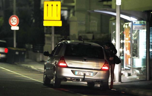 Une prostituée parle à un automobiliste, à Nice, le 28 mars 2013 [Valery Hache / AFP]