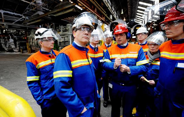 Le ministre du Redressement productif, Arnaud Montebourg (C), en visite dans l'usine Rio Tinto à Saint-Jean-de-Maurienne le 29 mars 2013 [Jean-Pierre Clatot / Pool/AFP]