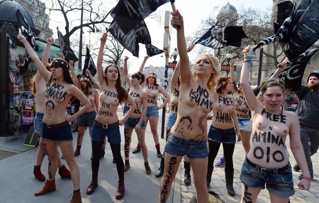 Des militantes du groupe féministe Femen à Paris le 4 avril 2013 [Miguel Medina / AFP]