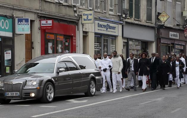 Les proches de Gérald Barbin derrière son cercueil lors de ses obsèques le 5 avril 2013 à Nemours [Jacques Demarthon / AFP]