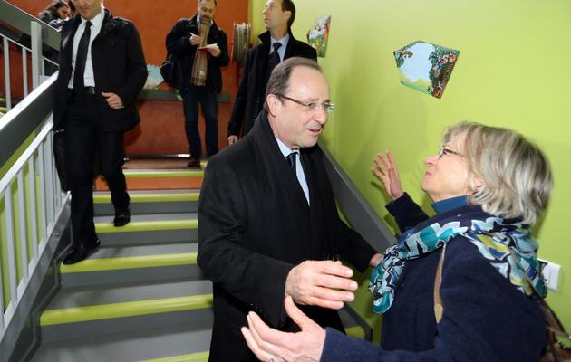 Le président François Hollande salue une femme lors de sa visite d'un salon du Livre à Tulle, le 6 avril 2013 [Nicolas Tucat / AFP]